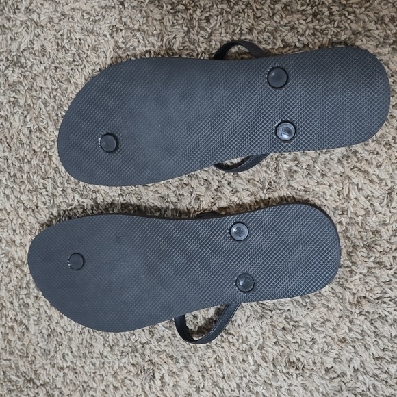 Old Navy T-strap flip flops - Picture 2 of 2
